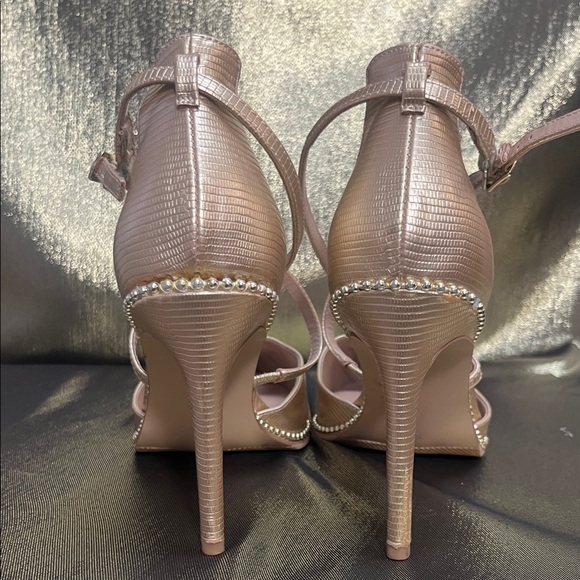 ✨💛 BCBGeneration Gold Metallic Cross-Strap Pointed-Toe Heels 💛✨ - Picture 7 of 11